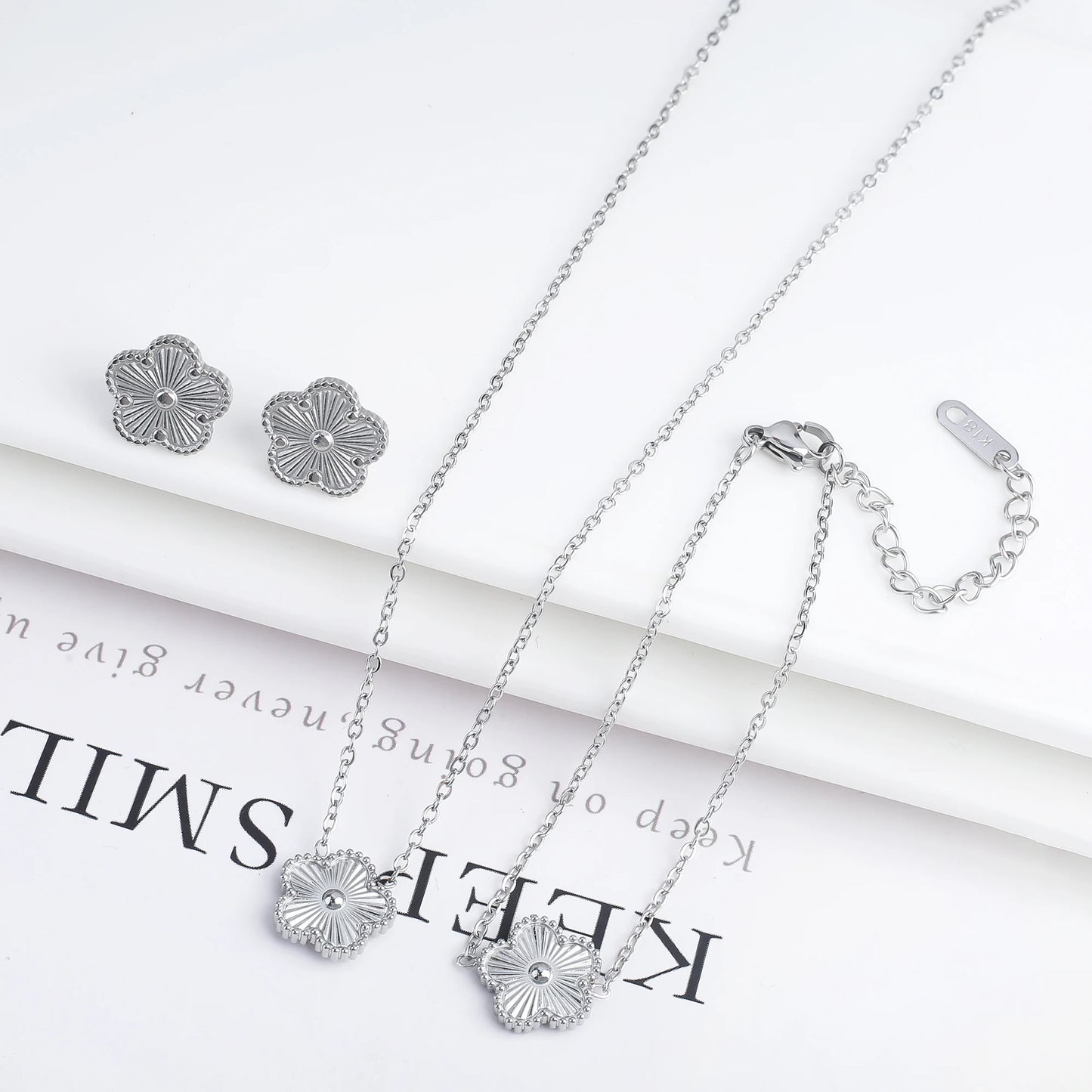 3Pcs 18K Gold-Plated Five-Leaf Flower Necklace Earrings Bracelet Jewelry Set for Woman Fashion Party Jewelry Daily Wear Clover